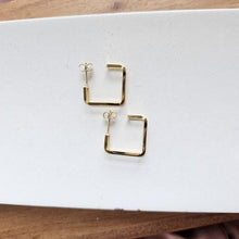 Load image into Gallery viewer, Luxe Gold Kamora Hoops