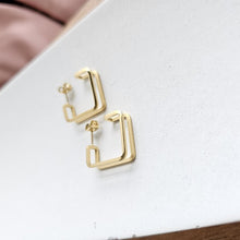 Load image into Gallery viewer, Luxe Gold Kamora Hoops