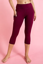 Load image into Gallery viewer, CAPRI LENGTH YOGA LEGGINGS WITH POCKETS
