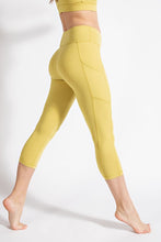 Load image into Gallery viewer, CAPRI LENGTH YOGA LEGGINGS WITH POCKETS
