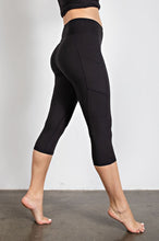 Load image into Gallery viewer, CAPRI LENGTH YOGA LEGGINGS WITH POCKETS
