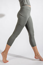 Load image into Gallery viewer, CAPRI LENGTH YOGA LEGGINGS WITH POCKETS
