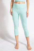 Load image into Gallery viewer, CAPRI LENGTH YOGA LEGGINGS WITH POCKETS
