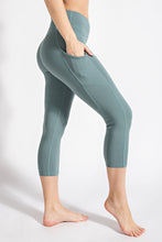 Load image into Gallery viewer, CAPRI LENGTH YOGA LEGGINGS WITH POCKETS
