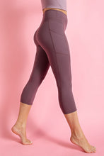 Load image into Gallery viewer, CAPRI LENGTH YOGA LEGGINGS WITH POCKETS
