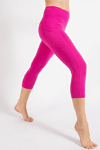 Load image into Gallery viewer, CAPRI LENGTH YOGA LEGGINGS WITH POCKETS
