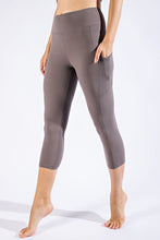 Load image into Gallery viewer, CAPRI LENGTH YOGA LEGGINGS WITH POCKETS
