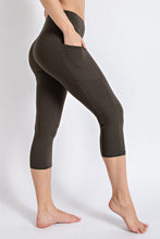 Load image into Gallery viewer, CAPRI LENGTH YOGA LEGGINGS WITH POCKETS
