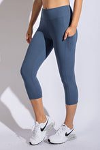 Load image into Gallery viewer, CAPRI LENGTH YOGA LEGGINGS WITH POCKETS
