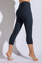 Load image into Gallery viewer, CAPRI LENGTH YOGA LEGGINGS WITH POCKETS
