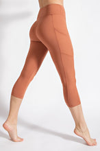 Load image into Gallery viewer, CAPRI LENGTH YOGA LEGGINGS WITH POCKETS
